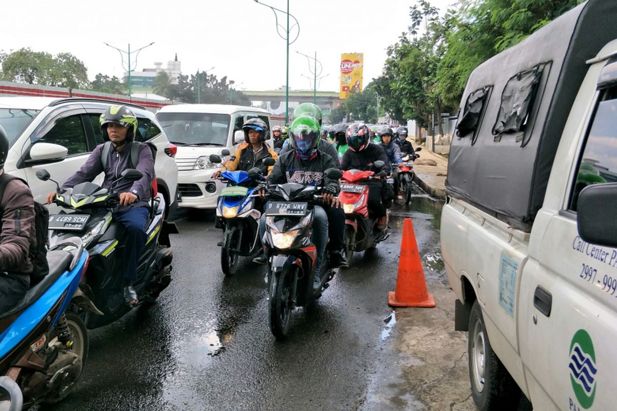 Genangan air di Jalan Terusan HR Rasuna Said dari arah Mampang menuju Kuningan, Jakarta Selatan, telah surut, Selasa (20/2/2018), sekitar pukul 11.15.