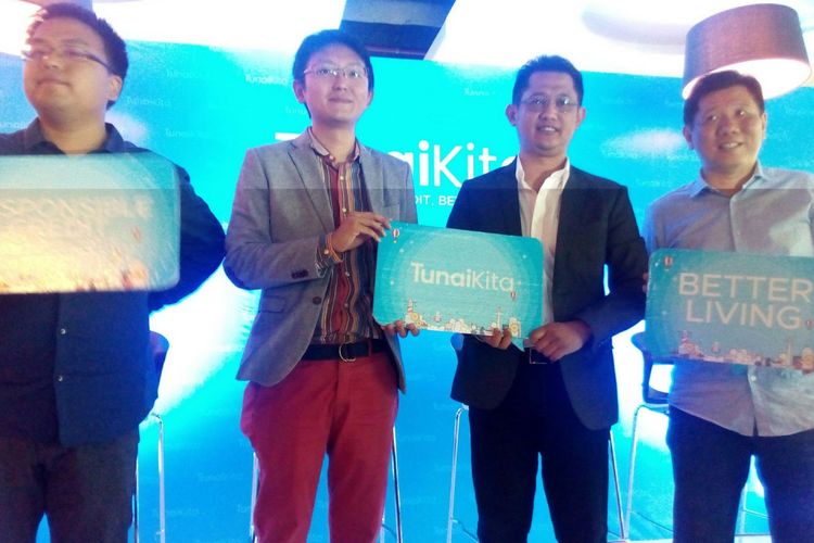 Berdiri dari kiri ke kanan, Presiden Komisaris TunaiKita George Zhi, CEO TunaiKita James Chan, COO Tunai Kita Andry Huzain, dan Managing Director PT Kresna Graha Investama Tbk Suryandy Jahja. Foto diambil pada Rabu (26/7/2017).



