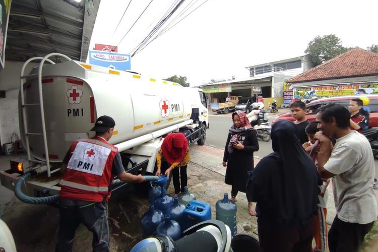 Petugas PMI menyalurkan air bersih di Cianjur, Jawa Barat.