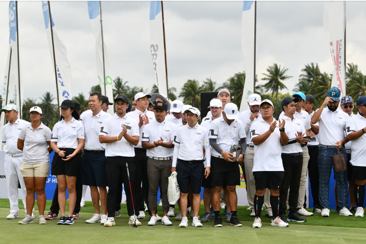 Para peserta saat mengikuti sesi foto dalam turnamen PRO-AM CEO Golf Hub di Damai Indah Golf PIK Course, Jakarta Utara, Selasa (30/1/2024). PRO-AM CEO Golf Hub merupakan rangkaian penutup dari acara KOMPAS100 CEO Forum Powered by PLN di tahun ke-14. 