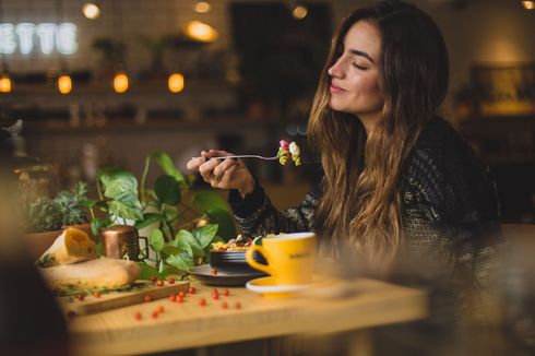 Studi Ungkap, Kebiasaan Makan Larut Malam Bisa Memicu Stroke