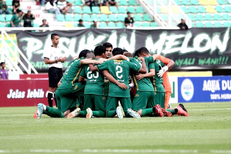 Pemain Persebaya Surabaya berdoa bersama sebelum pertandingan pekan ke-2 Liga 1 2023-2024 melawan Barito Puterayang berakhir dengan skor 1-1 di Stadion Gelora Bung Tomo Surabaya, Sabtu (8/7/2023) sore WIB.