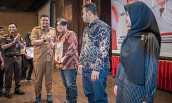 Bobby Nasution Bagikan Beasiswa untuk 125 Mahasiswa Tak Mampu di Kota Medan