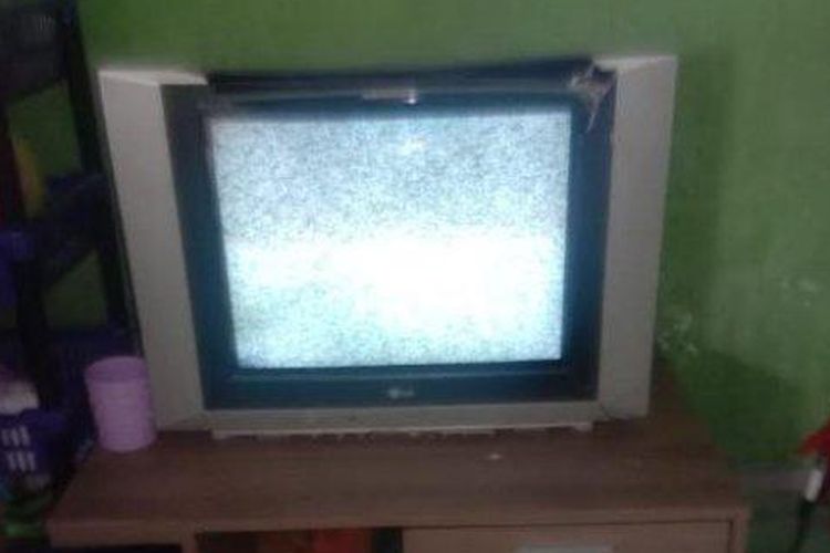 TV analog salah satu warga Medan Sunggal, Kota Medan, Sumatera Utara. 
