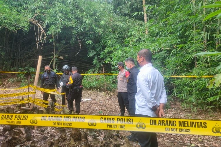 Tim Jibom Polda Jateng mengamankan granat nanas aktif yang ditemukan warga di Desa Kutasari, Kabupaten PurbaIingga, Jawa Tengah, Kamis (23/12/2021).