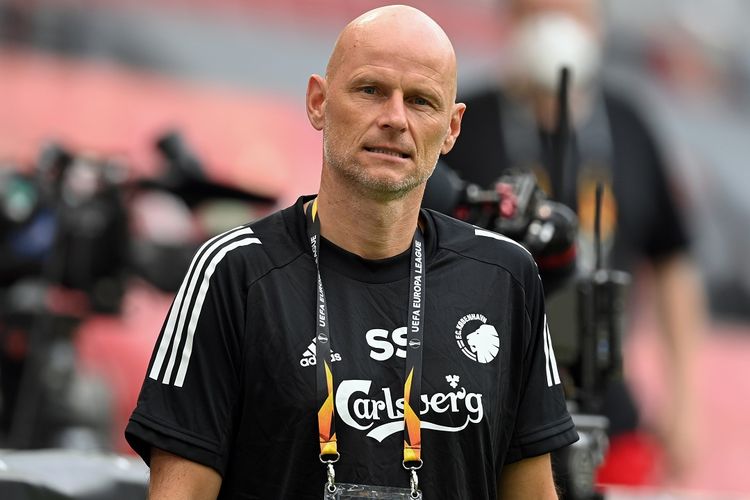 FC Copenhagens Norwegian head coach Stale Solbakken arrives to oversee a training session on the eve of the UEFA Europa League quarter-final football match Manchester United v FC Copenhagen at Cologne Stadium on August 9, 2020 in Cologne, western Germany. (Photo by Sascha Steinbach / POOL / AFP)