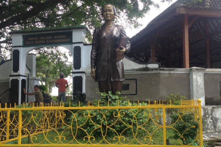 Para pekeja merapikan areal makam RA Kartini di Rembang, Jawa Tengah, Minggu (26/3/2017).