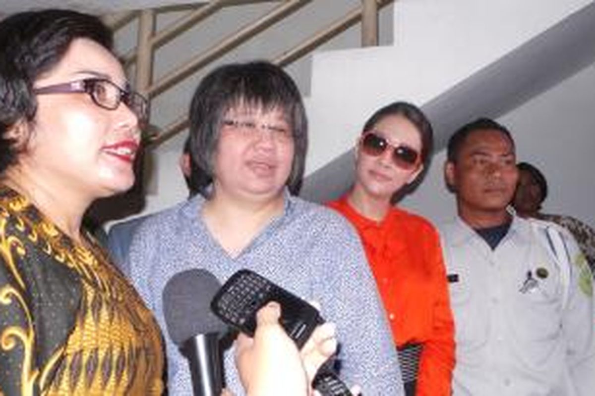 Maia Estianti (kanan baju orange), pengacara Dul, Lydia (tengah), dan Jaksa Penuntut Umum, Tamalia Roza (kiri) di Pengadilan Negeri Jakarta Timur. Kamis (6/3/2014).