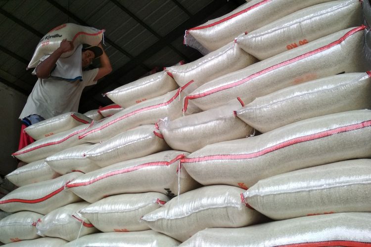Pekerja toko beras di Pasar Johar Karawang, Jawa Barat tengah merapikan karung berisi beras sebelum pengiriman, Rabu (6/9/2023).