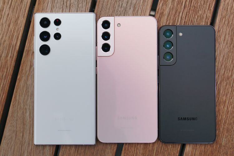 Dari kiri ke kanan: Samsung Galaxy S22 Ultra warna putih, Samsung Galaxy S22 Plus warna pink gold, dan Samsung Galaxy S22 warna black.