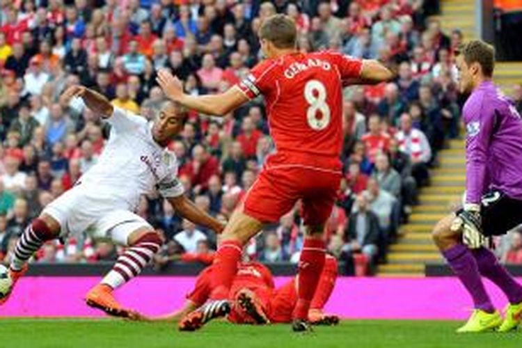 Striker Aston Villa, Gabriel Agbonlahor, saat berupaya menendang bola yang berujung gol ke gawang Liverpool pada lanjutan Premier League di Stadion Anfield, Sabtu (13/9/2014). 