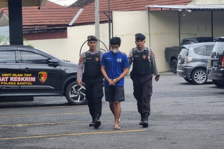 AJ pelaku pencurian toko dan warung digelandang polisi di Mapolres, Bantul. Jumat (7/3/2025)