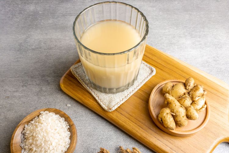 Bahan utama untuk membuat jamu beras kencur adalah beras putih yang dihaluskan dan beberapa rempah.