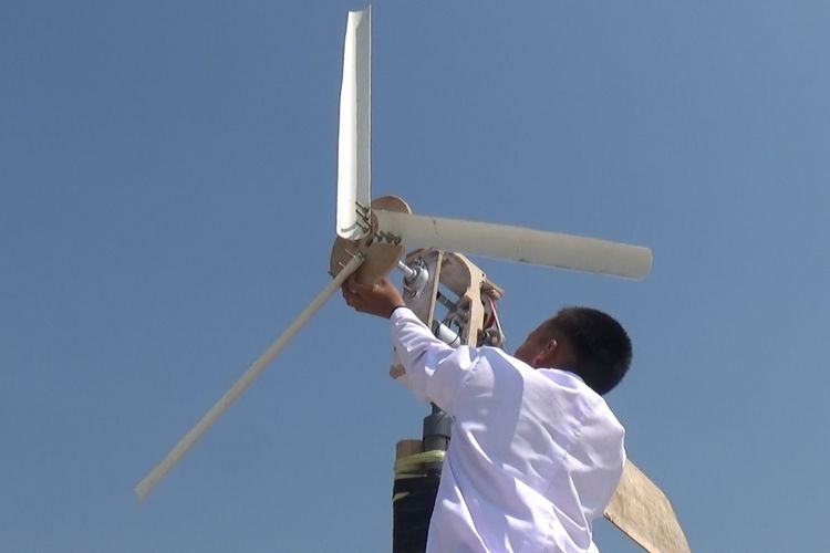 Salah satu siswa SMA Bina Insan Mandiri Baron tengah memasang prototipe kincir angin di atap dak beton Gedung Laboratorium SMA setempat, Sabtu (19/8/2023) siang