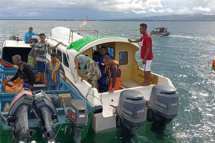 Delapan penumpang longboat yang terombang ambing di laut Seram selama kurang lebih sembilan jam berhasil dievakuasi tim SAR gabungan, Kamis sore (30/3/2023)
