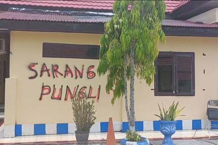 Mako Polres Luwu, Sulawesi selatan, dipenuhi dengan coretan, kata-kata yang tidak senonoh dengan institusi kepolisian, Sabtu (15/10/2022).
