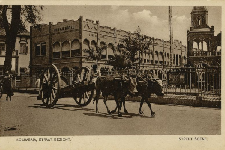 Pemandangan jalan  di Surabaya dengan latar belakang Hotel Oranje sebelum tahun 1936
