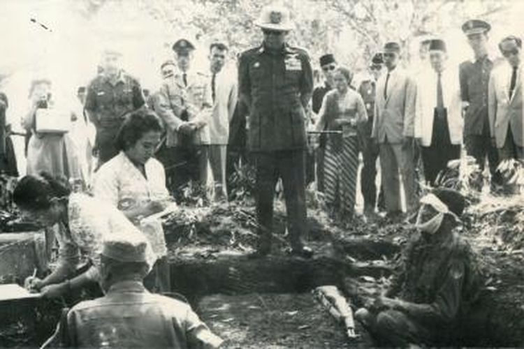 Presiden Soekarno meninjau sukarelawan Dwikora di Pasar Minggu pada 27 Mei 1964