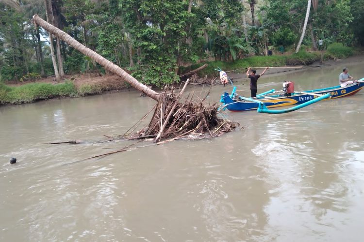 Warga mencari tubuh Mulyono di Sungai Kondang Jaran, Kamis (23/3/2023)