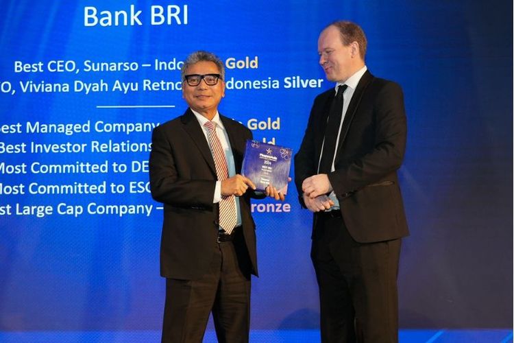 Direktur Utama BRI Sunarso hadir menerima penghargaan dari Finance Asia pada ajang The Finance AsiaAwards and Asia?s Best Companies Poll Gala Dinner 2024 di Hong Kong, Kamis (27/6/2024). 