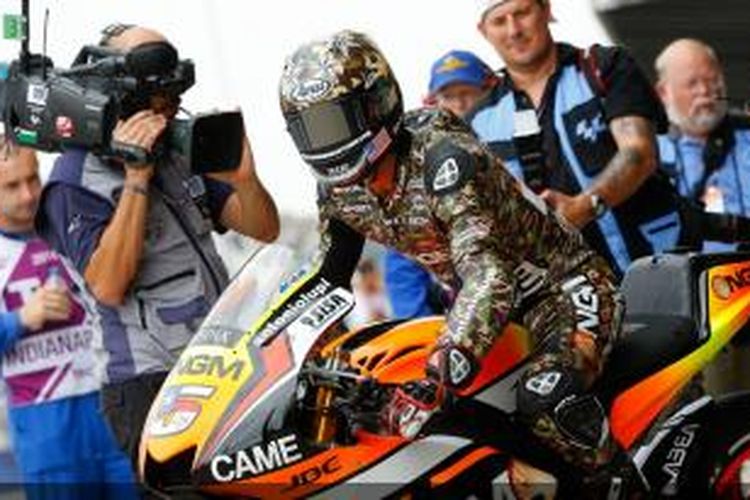 Pebalap Forward Racing asal Amerika Serikat, Colin Edwards, keluar dari pit Indianapolis Motor Speedway pada GP Indianapolis, Minggu (10/8/2014).