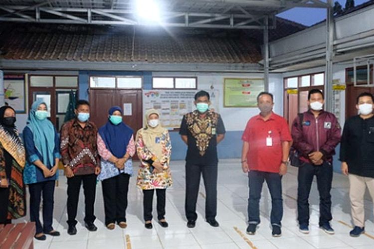 Lurah bersama tim monev Bulog.