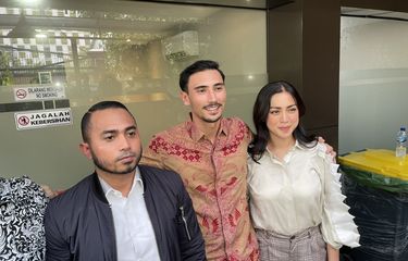 Kuasa Hukum, Rolland (kiri), Vincent Verhaag (tengah) dan Jessica Iskandar (kanan) saat menyambangi Divisi Propam (Divpropam) Mabes Polri, Jakarta Selatan, Senin (12/9/2022). 