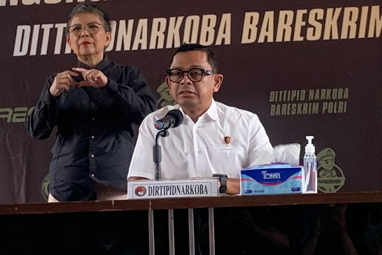 Direktur Tindak Pidana Narkoba (Dirtipidnarkoba) Bareskrim Polri Brigjen Mukti Juharsa dalam konferensi pers di Lobi Bareskrim, Mabes Polri, Jakarta, Kamis (11/5/2023).