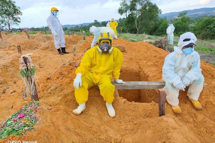 Para penggali liang lahat untuk jenazah Covid-19 di Tempat Pemakaman Umum (TPU) Jannah Raudlatul Jannah, Jalan Serayu, Kelurahan Tanah Merah, Samarinda, Senin (30/11/2020).