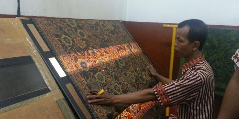 Proses quisi atau cos yakni pengecekan batik untuk menghindari kesalahan produksi.