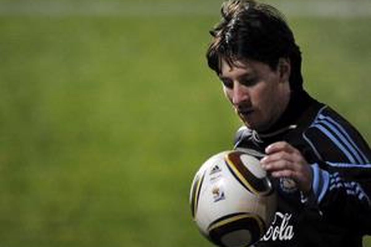 Lionel Messi bakal jadi momok bagi pertahanan lawan. Mampukah Messi menembus barikade pertahanan Nigeria pada laga perdana penyisihan Grup B Piala Dunia 2010, Sabtu (12/6/10)