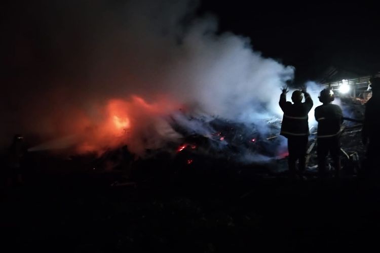 Depo Kayu di Sawangan, Kecamatan Lekesono, Kabupaten Wonosobo kembali terbakar hebat pada Selasa (14/5/2024) pukul 19.05 malam. 