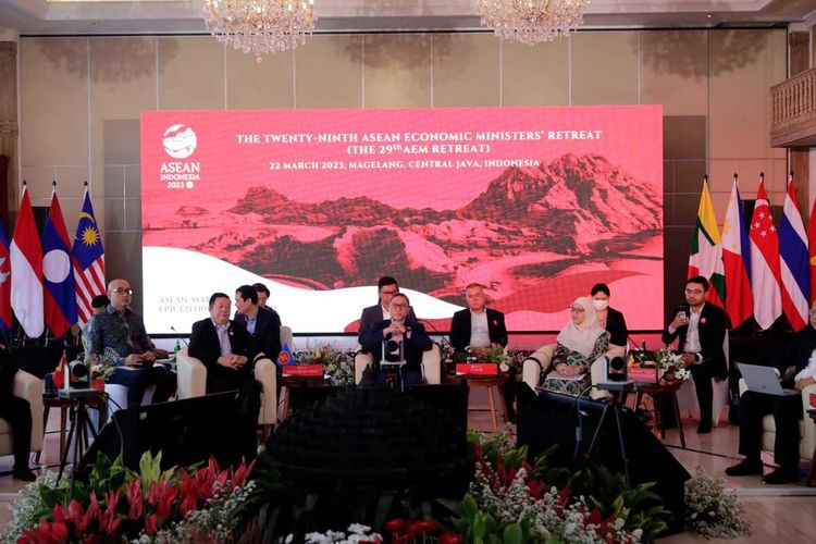 Menteri Perdagangan Zulkifli Hasan (tengah) memimpin pertemuan ASEAN Economic Ministers (AEM) Retreat ke-29 di Pelataran Haritage Borobudur, Kabupaten Magelang, Jawa Tengah, Rabu (22/3/2023).