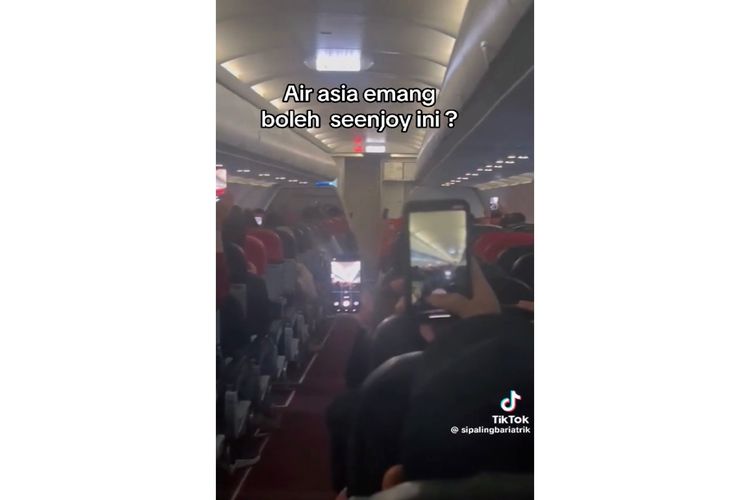 Tangkapan layar penumpang maskapai AirAsia diajak menyanyi lagu Sang Dewi