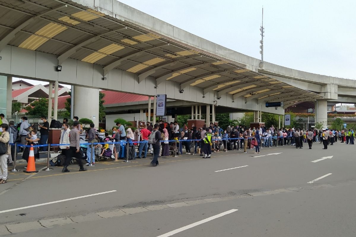 Antrean panjang lagi-lagi terlihat di Bandara Soekarno-Hatta, Selasa (22/12/2020). Tepatnya di Shelter Kalayang Terminal 2 Bandara, ratusan orang hendak melakukan rapid test antigen yang diwajibkan mulai hari ini.