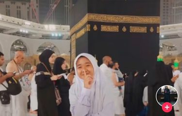 Videonya Pakai Seragam Sekolah di Depan Ka'bah Viral, Siswi SMP ...