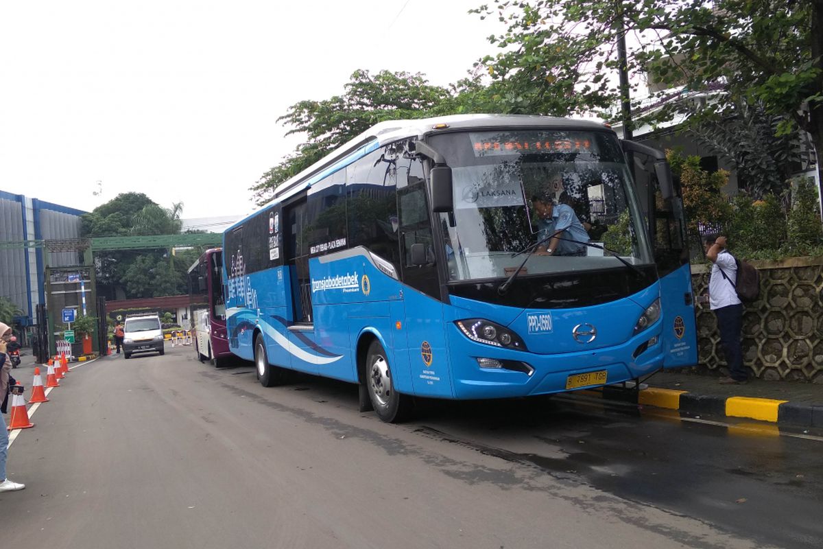 Transjabodetabek Premium disediakan untuk mengakomodasi dampak ganjil genap di pintu tol Bekasi Barat dan Timur, Kamis (8/3/2018)