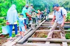 Jembatan Kayu Penghubung Tiga Desa Rusak, TNI Bantu Warga Menyeberang