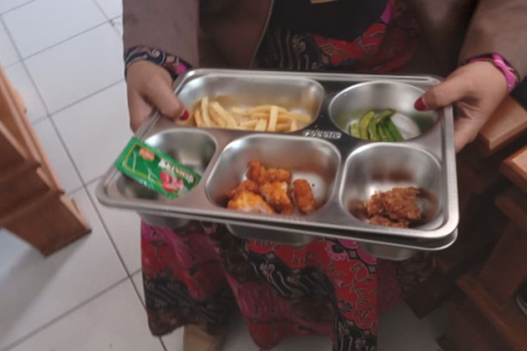 Menu MBG yang disantap murid sekolah dasar di Kabupaten Cianjur, Jawa Barat yang diduga menjadi penyebab keracunan yang menimpa 30 siswa SDN Taruna Bakti