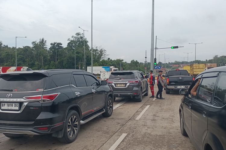 Tol Sebapo Masih Ditutup, Puluhan Kendaraan Dialihkan ke Lintas Tengah