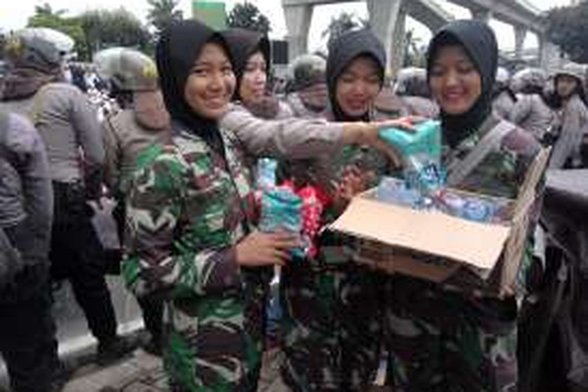 Polisi wanita dan Korps Wanita Angkatan Darat saat di Jalan Trunojoyo, Jakarta Selatan, Senin (16/1/2017).