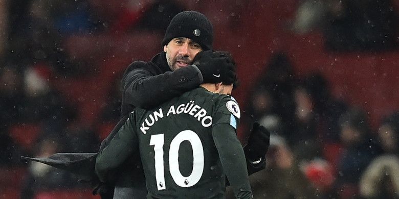 Pelatih Manchester City, Josep Guardiola, memeluk Sergio Aguero yang ditarik keluar dalam laga Liga Inggris kontra Arsenal di Stadion Emirates, London pada 1 Maret 2018.