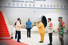 Jokowi Berikan Jaket yang Dipakainya ke Warga Saat Tinjau Vaksinasi Covid-19 di Sultra