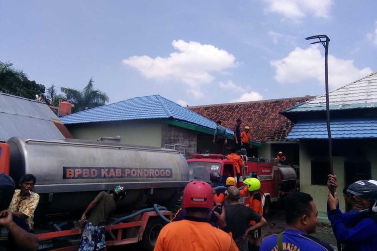 PADAMKAN--Tim gabungan Damkar dan BPBD Ponorogo memadamkan api yang membakar gudang pramuka Pondok Pesantren Gontor Ponorogo, Jawa Timur, Selasa (21/1/2020)