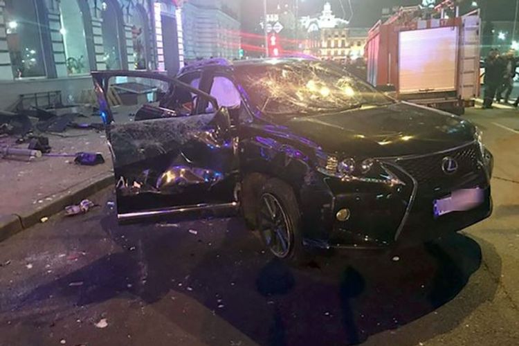 Beginilah kondisi mobil Lexus yang dikendarai Alyona Zaitzeva (20) setelah menabrak mobil dan kerumunan orang di kota Kharkiv, Ukraina.