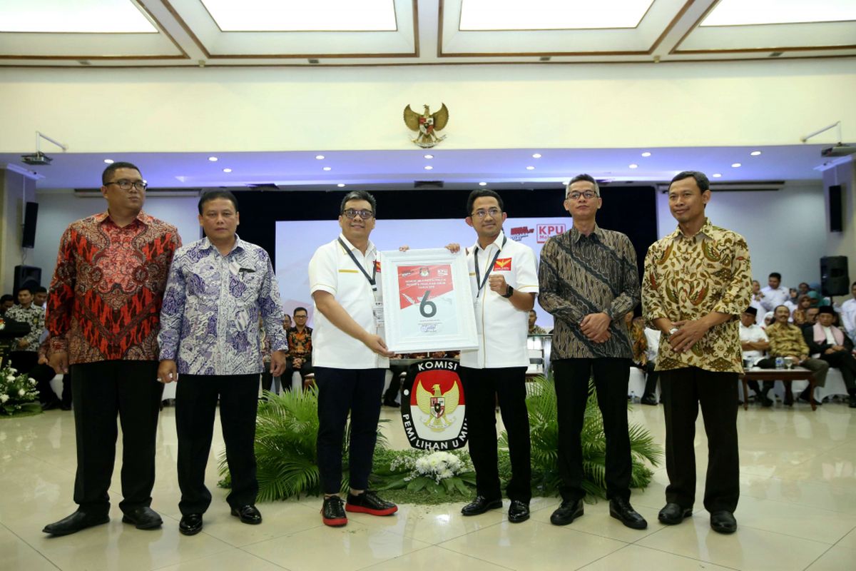 Ketua Umum Partai Garuda Ahmad Ridha Sabana (ketiga dari kiri) menunjukkan nomor urut 6 saat Pengambilan Nomor Urut Partai Politik untuk Pemilu 2019 di Gedung Komisi Pemilihan Umum (KPU), Minggu (18/2/2018). Empatbelas partai politik (parpol) nasional dan empat partai politik lokal Aceh lolos verifikasi faktual untuk mengikuti Pemilu 2019.