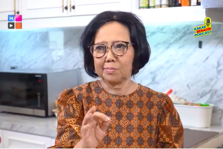 Sisca Soewitomo menjadi tamu di segmen Kakak Beradik yang dipandu Jordi Onsu di kanal YouTube MOP Channel.