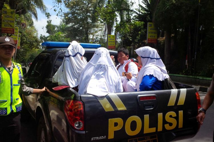 Pelajar menumpang mobil polisi saat berlangsung aksi mogok sopir angkot di Sukabumi, Jawa Barat, Senin (31/7/2017).