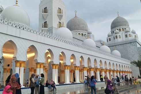 Berkunjung ke Masjid Raya Sheikh Zayed Solo, 