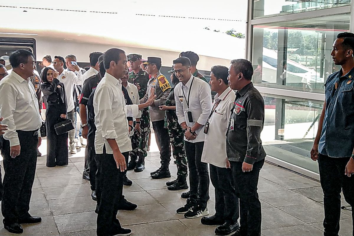 Presiden Joko Widodo menjajal langsung mode transportasi terbaru, Kereta cepat Jakarta-Bandung (KCJB). Jokowi berangkat dari Stasiun Halim dan tiba di Stasiun Padalarang, Rabu (13/9/2023).